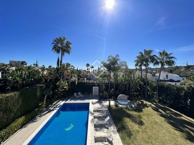Chalet casa / villa en excelentes condiciones de 6 dormitorios con 51m² terraza en venta en nueva andalucía en Marbella