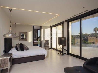 Chalet casa / villa en excelentes condiciones de 7 dormitorios con 343m² terraza en venta en nueva andalucía en Marbella