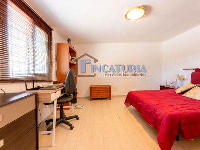 Chalet con 3 habitaciones amueblado con piscina, aire acondicionado y vistas a la montaña en Riba - roja de Túria