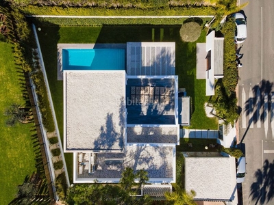 Chalet con 4 habitaciones con parking, piscina, aire acondicionado y jardín en Marbella