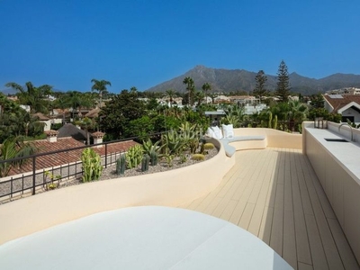 Chalet con 5 habitaciones con parking, piscina y vistas a la montaña en Marbella
