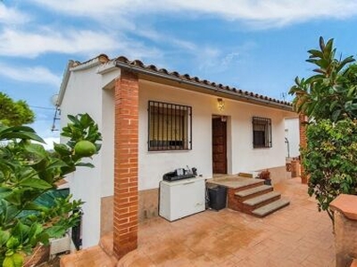 Chalet con dos viviendas independientes que destaca por sus vistas y su luz. Venta Nord