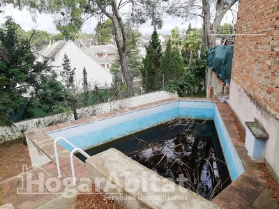 Chalet con piscina, terraza y amplia parcela en Paterna