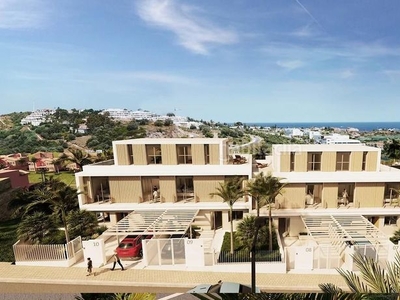 Chalet en calle fray junípero serra brisas del mar son villas unifamiliares de tres plantas, tienen 4 dormitorios, 3-4 baños y piscinas. en Estepona