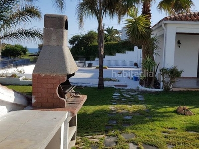 Chalet gran villa en 2da linea de playa y vistas panoramicas al mar en Estepona