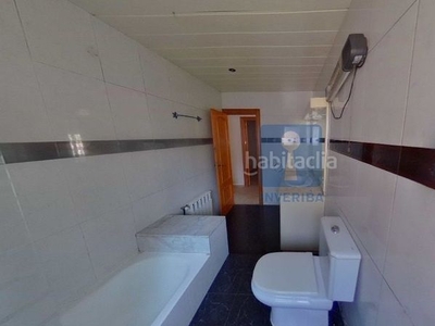 Chalet independiente , con 269 m2, 5 habitaciones y 2 baños, piscina, trastero y calefacción individual de gasoil. en Abrera