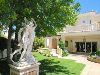 Chalet se pone a la venta esta majestuosa mansión, donde el lujo y la comodidad están presentes siempre en Marbella