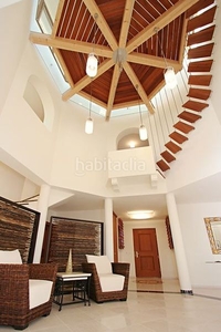 Chalet villa con gran parcela e impresionates vistas al mar en Benahavís