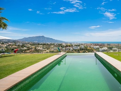 Chalet villa moderna con vista al mar en El Paraíso Benahavís