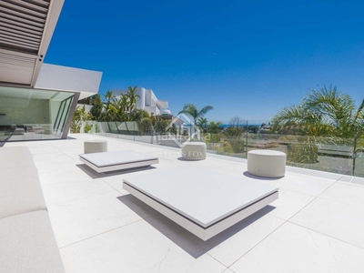 Chalet villa vanguardista con vistas al golf y al mar en venta en La Quinta en Benahavís