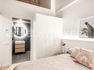 Loft apartamento con altillo y terraza en el Raval en Barcelona
