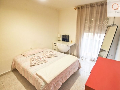 Piso con 3 habitaciones amueblado con aire acondicionado en Castelldefels