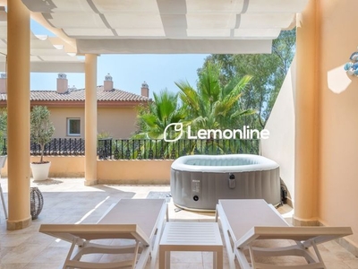 Piso con terraza y piscina en Los Naranjos Marbella