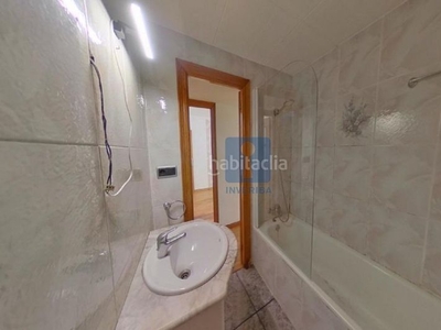 Piso en venta , con una superficie de 62 m2, con salón-comedor, cocina,3 habitaciones y 1 baños, aire acondicionado y calefacción aire acondicionado con bomba de calor. en Santa Coloma de Gramenet