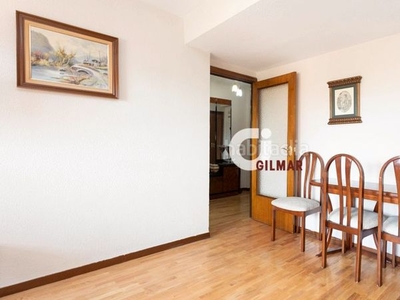 Piso gilmar - río vende piso en Opañel, 6º planta con terraza, 3 dormitorios, baño y aseo. en Madrid