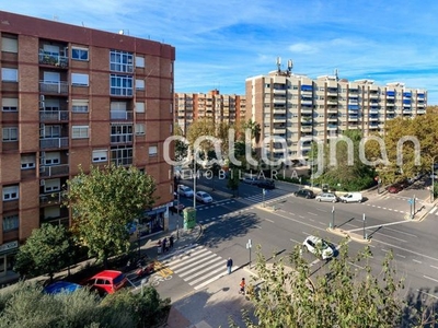 Piso luminosa vivienda con garaje para entrar a vivir en patraix en Valencia