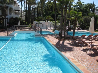 Planta baja amueblada con ascensor, parking, piscina y aire acondicionado en Marbella