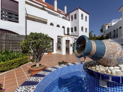 Planta baja con 2 habitaciones amueblada con parking, piscina y aire acondicionado en Marbella