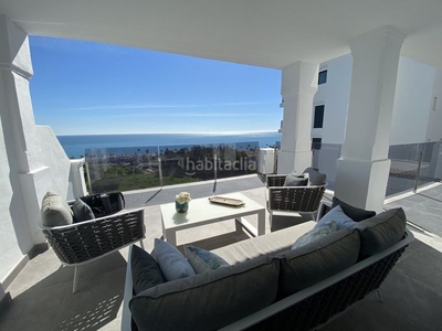 Planta baja con 2 habitaciones con ascensor, parking, piscina, aire acondicionado y vistas al mar en Manilva