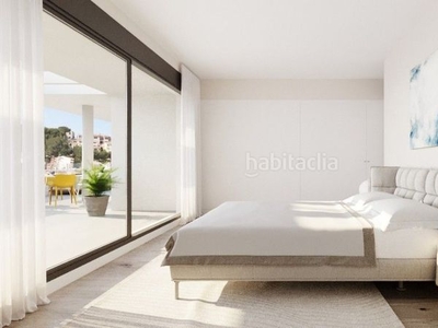 Planta baja con 3 habitaciones con ascensor, parking y vistas a la montaña en Estepona