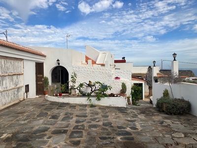 SE VENDE ESPECTACULAR CASA CON TERRENO Venta Tres Barrios Trasmontaña