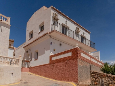 Villa adosada totalmente modernizada con 3 amplias terrazas , cocina de verano y MARVILLOSA VISTA AL MAR !! Venta Gualchos