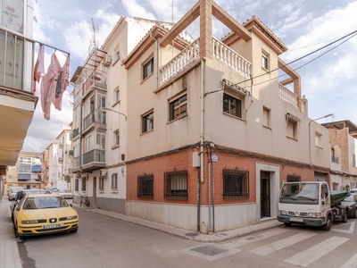 Vivienda unifamiliar en Granada capital con terraza, local comercial y cochera para varios vehículos Venta Zaidín