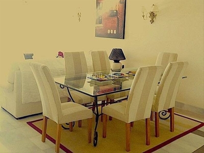 Apartamento con 2 habitaciones amueblado con parking, aire acondicionado y vistas al mar en Benahavís