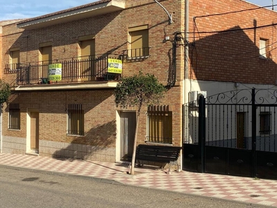 Сasa con terreno en venta en la Calle Montes' Gálvez
