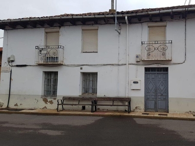 Сasa con terreno en venta en la Calle Villacedré' León