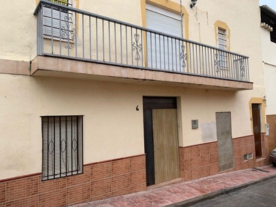 Сasa con terreno en venta en la ' Mengíbar