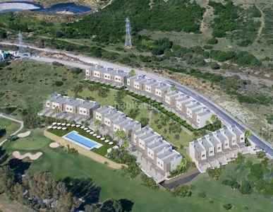 Casa adosada con 3 habitaciones con parking, piscina, jardín, vistas al mar y vistas a la montaña en Estepona