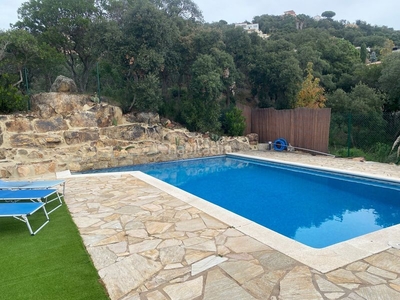 Casa hermosa villa renovada y soleada con vistas al mar y a la montaña, mucha privacidad y piscina en Santa Cristina d´Aro