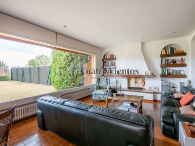 Casa pareada casa con jardín a tres vientos en la urbanización Supermaresme, en venta en Sant Vicenç de Montalt