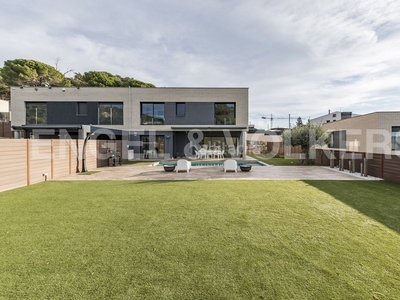 Casa pareada casa moderna, extenso jardín y vistas al mar en Mataró