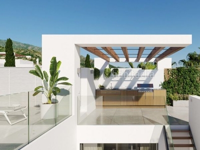 Chalet espectacular lujosa villa pareada a estrenar en la mejor zona con preciosas vistas mar en Marbella