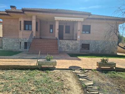 Chalet independiente con terreno en venta en la Avenida Antero López' Magán