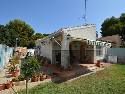 Chalet independiente con terreno en venta en la Calle Goleta' Playa Flamenca I