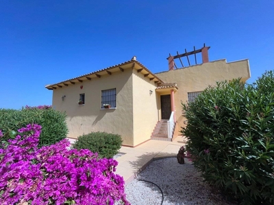 Chalet independiente con terreno en venta en la Subida al Castillo' Orihuela