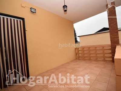 Chalet reformado con piscina, terraza y amplia parcela en Monserrat