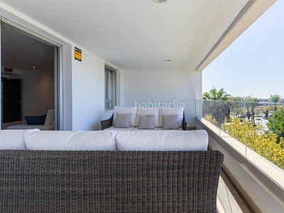 Dúplex con 3 habitaciones con ascensor, piscina y vistas al mar en Marbella