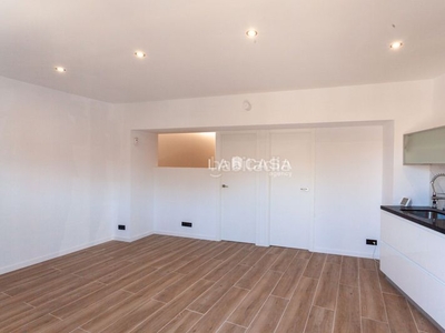 Piso con 2 habitaciones con aire acondicionado en Hospitalet de Llobregat (L´)