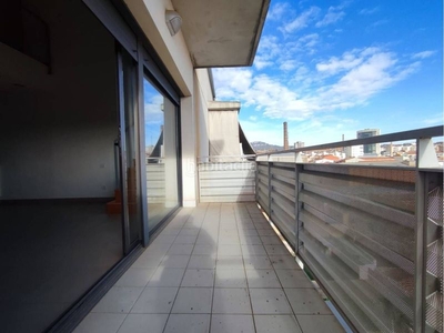 Piso duplex con balcón y terraza!!! en Segle XX Terrassa