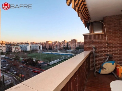 Piso en calle la serna del monte 1 piso con 4 habitaciones con ascensor y parking en Madrid
