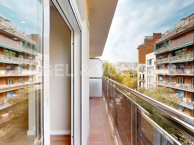 Piso estupendo piso con terraza en Camp de l´Arpa Barcelona