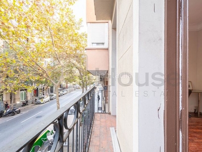 Piso luminoso con dos balcones y características de origen en finca regia en Barcelona