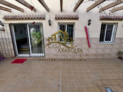 Piso precioso bajo con gran patio, terraza y plaza de aparcamiento en zona los olivos en Vélez - Málaga