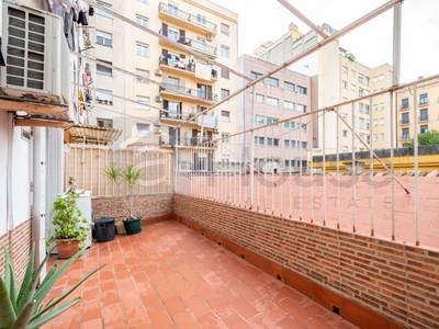 Piso soleado con terraza y dos patios en la sagrada familia en Barcelona
