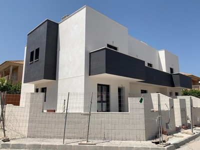 Сhalet adosado con terreno en venta en la Avenida Academia General del Aire' San Javier