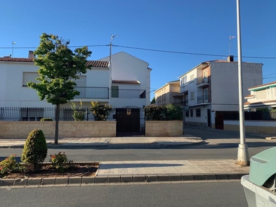 Сhalet adosado con terreno en venta en la Avenida Castilla-La Mancha' La Roda